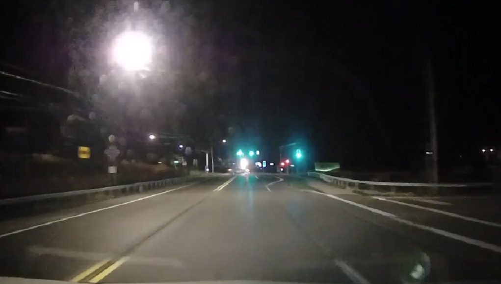 Red light runner at Mollison and Seaway Trail treats intersection like four-way stop instead of being traffic light controlled.