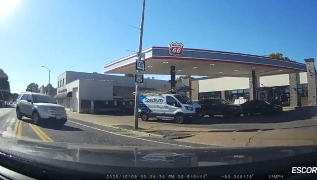 Imbecile makes left turn over double solid yellows, almost causing their own head-on collision.