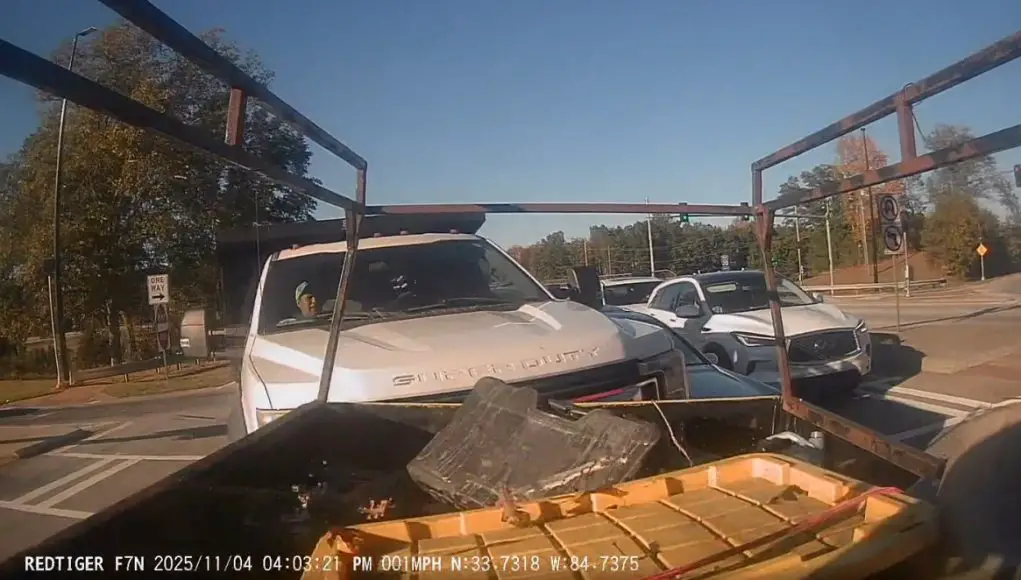 Douglasville, GA: Unlicensed & Undocumented Dump Truck Driver Does No-Look Lane Change, Sideswipes Car Causing Multi-Car Collision Unlicensed and undocumented driver's no look lane change on Chapel Hill Rd results in multi-car collision. Driver flees scene.