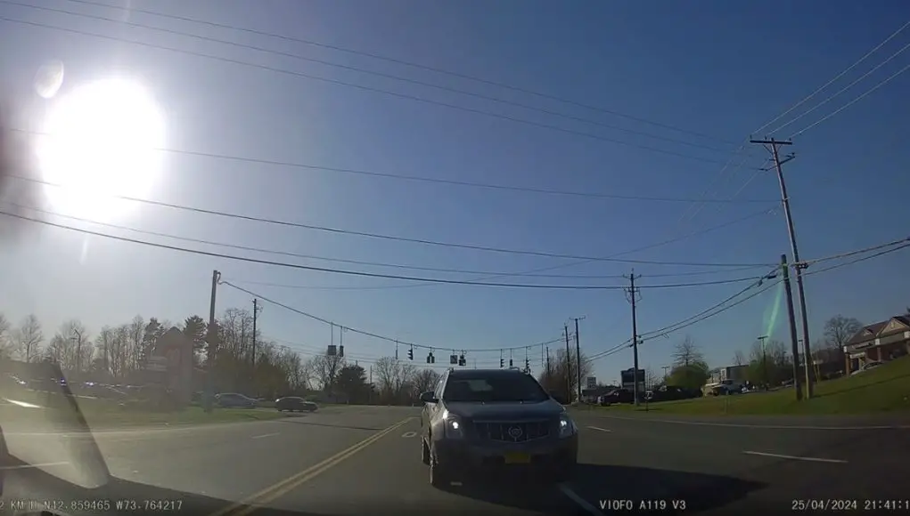 Clifton Gardens NY wrong way driver Driver in Clifton Gardens on Halfmoon Parkway/ US-9 heads straight instead of turning left with a collision course set for OP's front bumper.