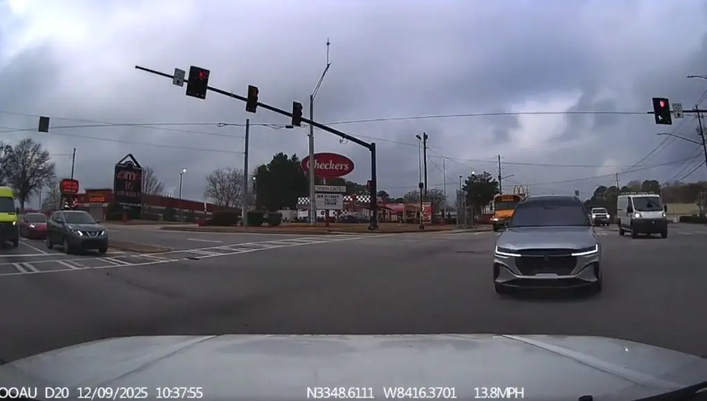 Decatur, GA: Distracted Driver At Druid Hills Intersection Runs Red Assuming Green, Avoids Crash Thanks To Their Auto Emergency Braking Decatur driver not paying attention runs red light, almost t-bones turner but saved by their auto emergency brake.