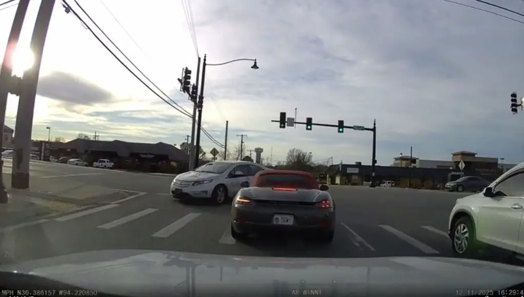 Bentonville, AR: Red Light Runner At Tiger & Walton Doesn’t Care, Enters Intersection 5 Seconds After Getting A Red Extreme red light runner caught on dashcam at Tiger Blvd. and Walton Blvd.