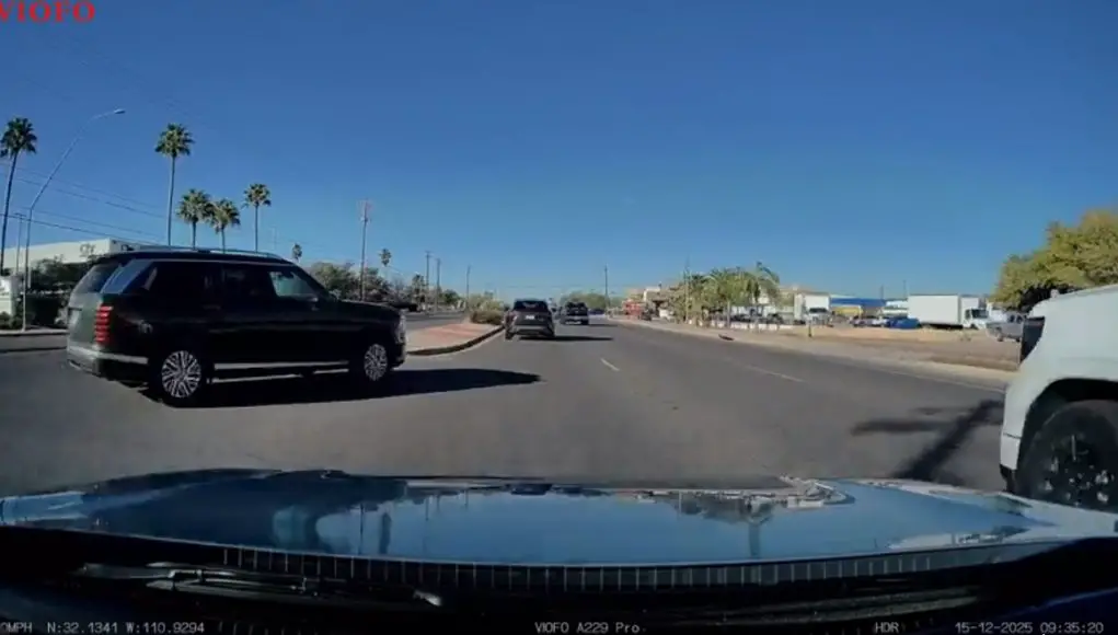 Tucson driver makes insane left onto Valencia without yielding. Almost crashes into dashcam owner with right-of-way.