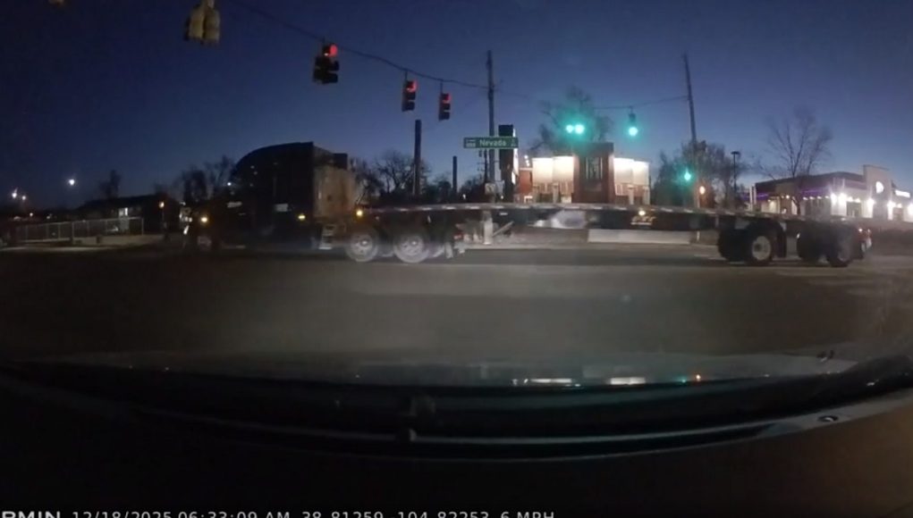 Semi driver in 18-wheeler casually rolls through limit line on S Nevada Ave, running extremely late red light.