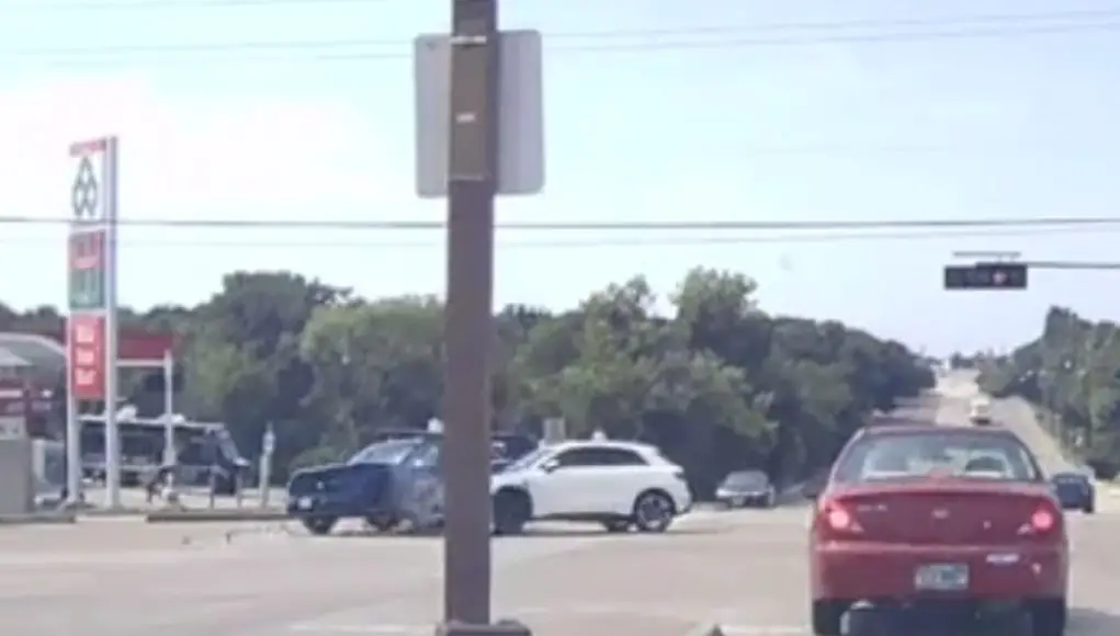 Turning Mercedes driver illegal turn Mercedes driver tries to pull unhinged illegal turn but ends up crashing into innocent Honda driver.