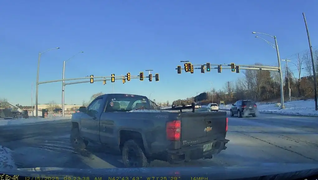 Pea brain in Hudson, N.H. makes makes u-turn across another lane in front of dash cam owner. Narrowly avoids making their own t-bone.