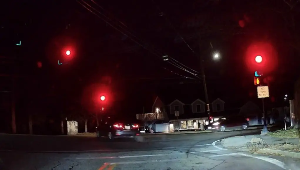 Red light runner at Willow St. and Lowell St. finds out in real time why they should've waited. Almost gets t-boned.