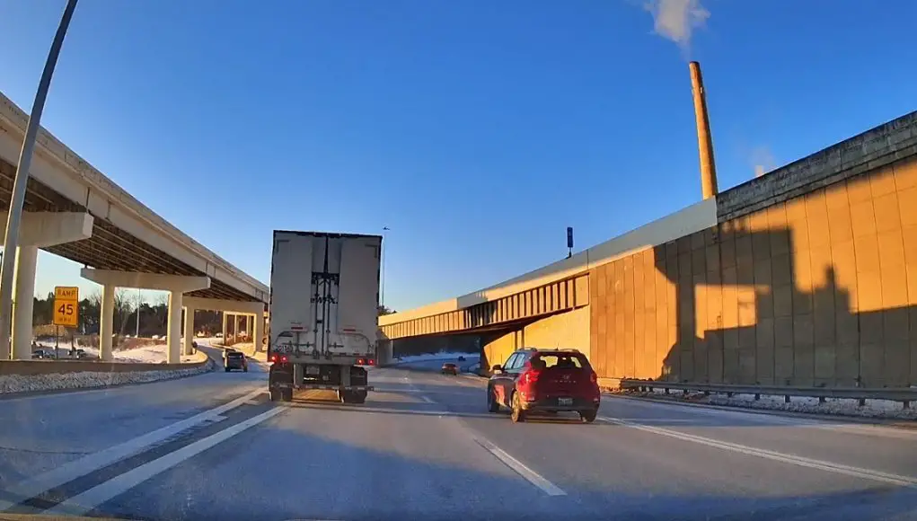 Clevland, Ohio: 18-Wheeler on I-71 Nearly Causes Multi-Car Pileup With Last-Second Exit Move 18-wheeler on the 71 makes dangerous last second lane change to not miss their exit, almost causing multi-car pileup.