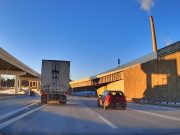 Clevland, Ohio: 18-Wheeler on I-71 Nearly Causes Multi-Car Pileup With Last-Second Exit Move 18-wheeler on the 71 makes dangerous last second lane change to not miss their exit, almost causing multi-car pileup.