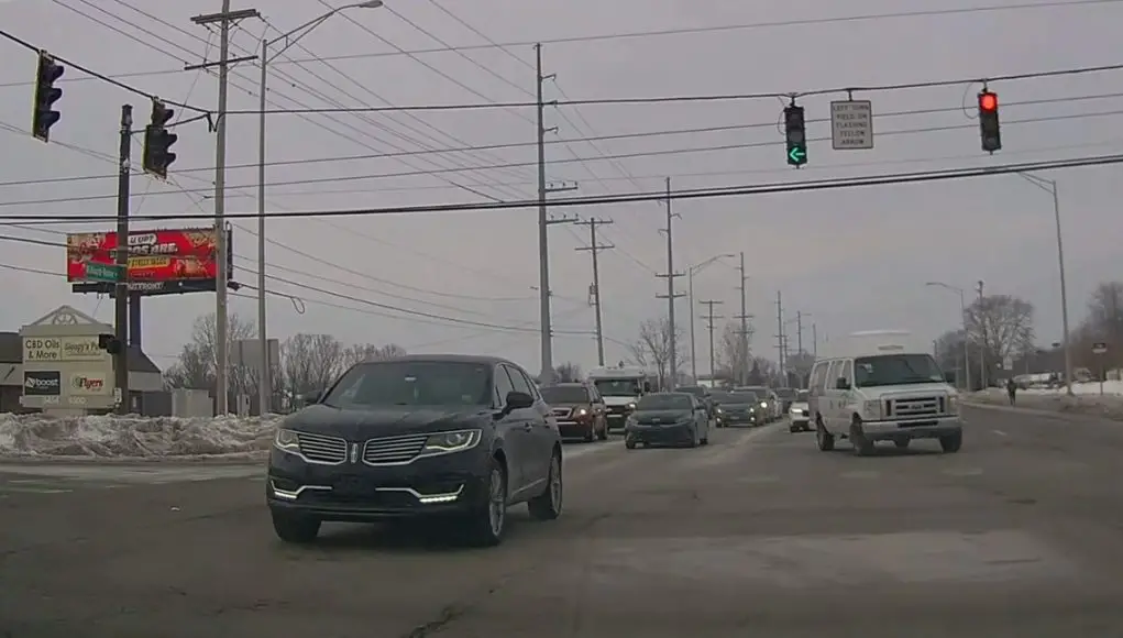 Two Hillard drivres on Hillard Rome and Roberts run red light in front of dashcam owner, one of them following the leader.