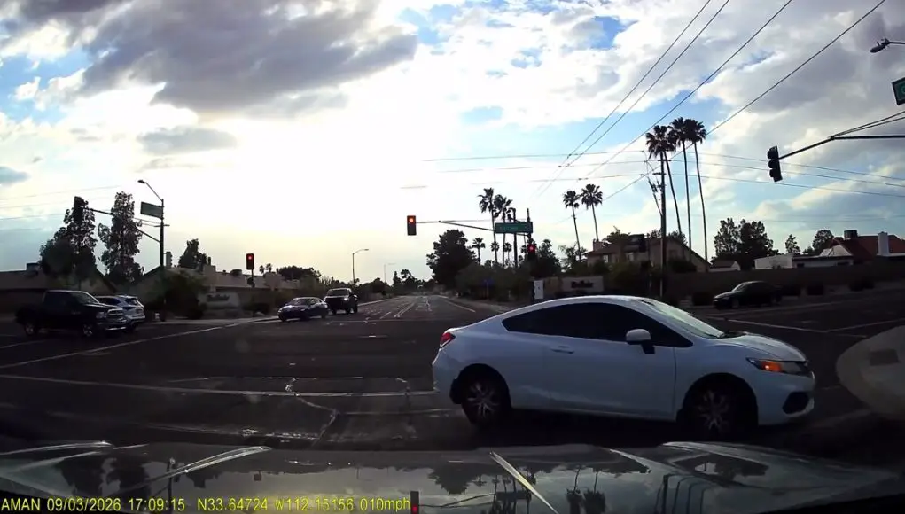 Glendale, AZ: Wild Driver At Grovers & 43rd Takes Turn Way Too Fast, Goes Into Opposing Traffic And Jumps Curb Reckless driver on Grovers & 43rd overshoots turn and heads into opposing traffic and over a curb.