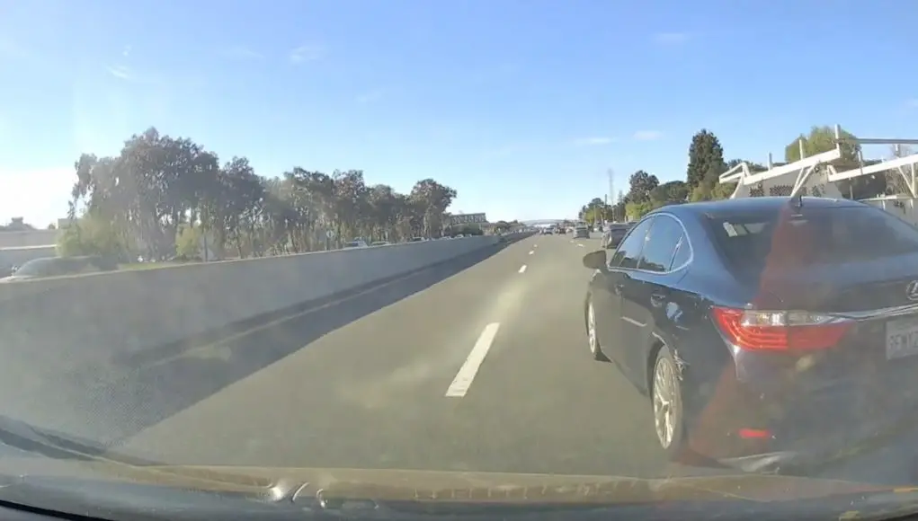 Driver on the Bayshore Freeway brute forces their way into lane change despite practically no room to do it.