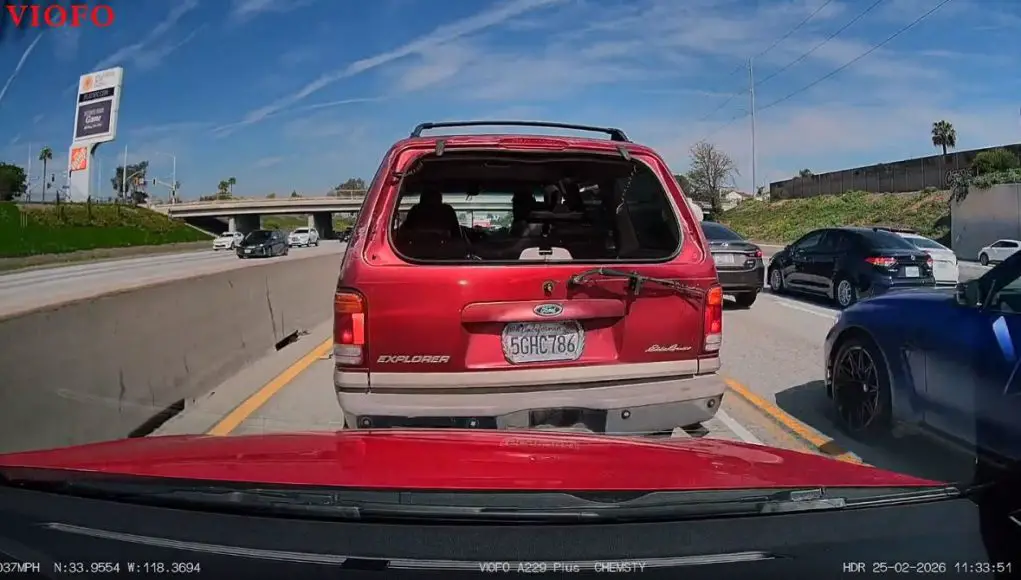Idiot on the 405 5GHC786-C Idiot on the 405 joins the carpool lane, without looking, from two lanes over. Avoids getting rear-ended, hard, by dashcam owner who just installed new brake pads.