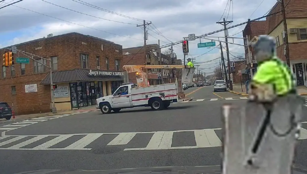 Utility worker spotted on dashcam going down Valley Brook in the bucket of a bucket truck.