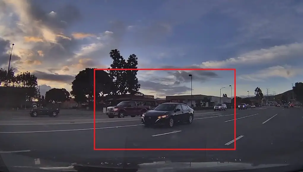 Wrong way driver on Hawthorne caught on dashcam using center left turn lane as a shortcut to get to Starbucks.