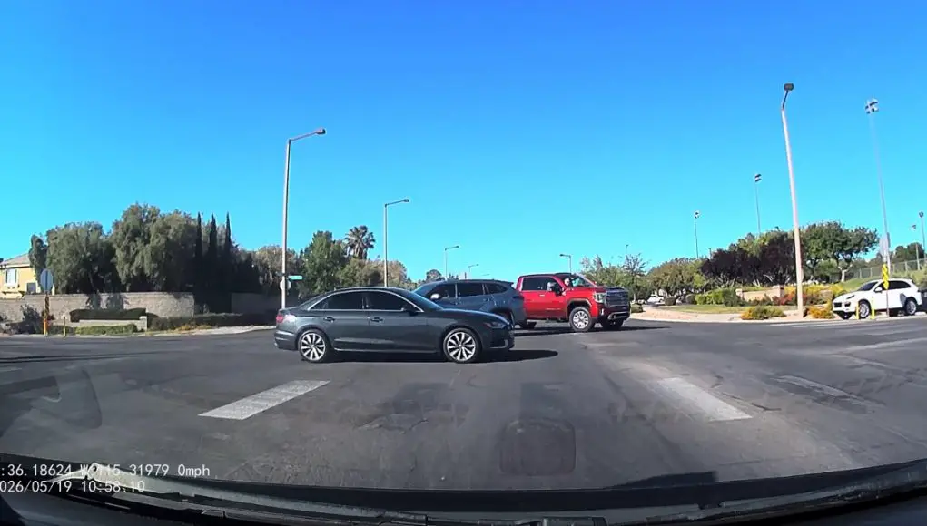 Las Vegas, NV: 4-Way Stop Confusion At Banburry Cross and Crestdale Leads To 3 Drivers Going At The Same Time & Nearly Crashing 4-Way stop confusion on Banburry Cross Dr. and Crestdale Ln leads to near miss as 3 drivers go at the same time.