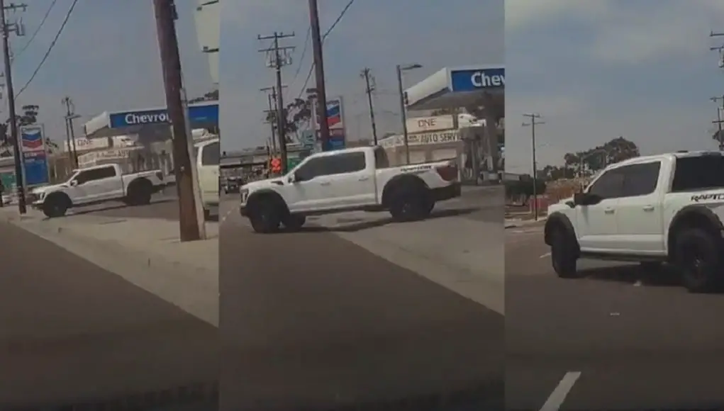 Raptor Inglewood Reckless Ford Raptor owner tears out of Chevron onto Inglewood with no look merge.