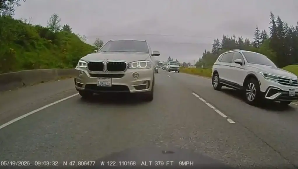 Snohomish, Wash: BMW Driver Loses Patience On The 522, Lays On The Horn At A Motorcyclist In Stop-And-Go Traffic…Only To Save Zero Time Impatient BMW driver on the 522 honks for motorcyclist to move up and, even after overtaking, ends up exactly where they began, still crawling in traffic.