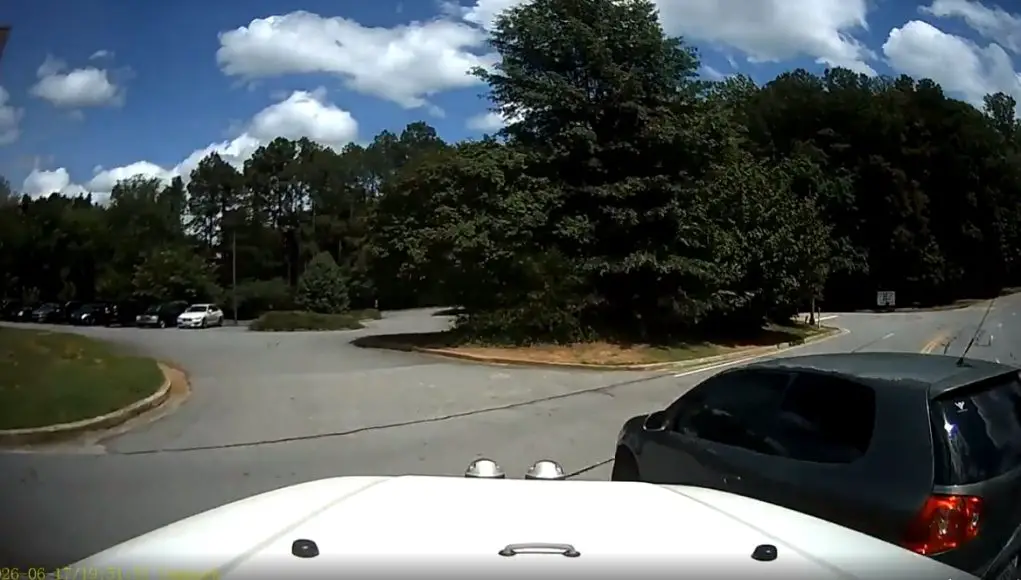 Atlanta, GA: Careless Driver on Water Pl Nearly T-boned Making Sudden Left Into Soleil Serenity Spa From Far Right Lane Goofball turning on Water Pl turns left from the far right lane. Almost gets t-boned by dashcam owner forced to emergency brake.