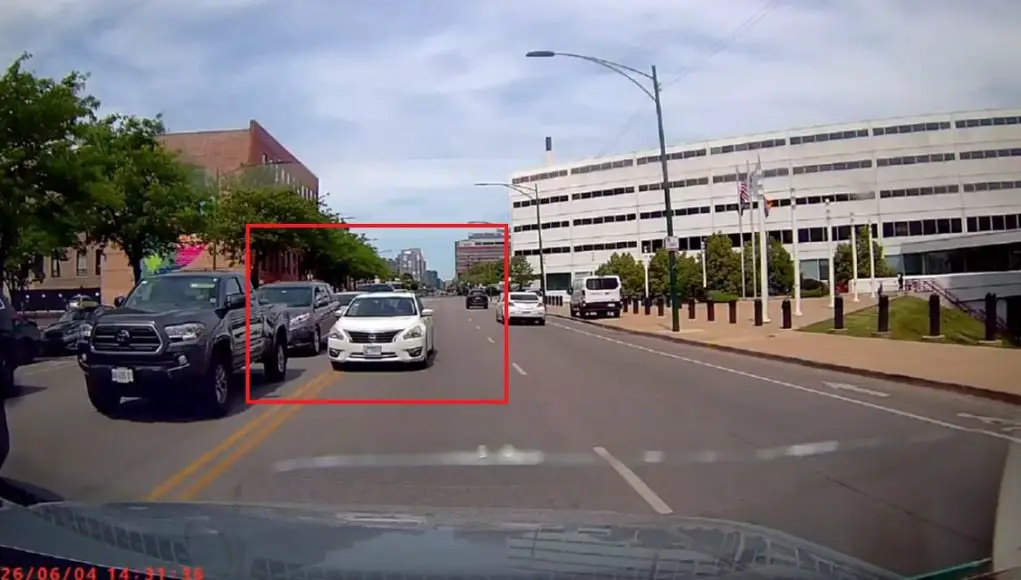 Driver on S Ogden Ave W tries to head the wrong way against traffic, across double solid yellows to cut traffic. Forced back in.