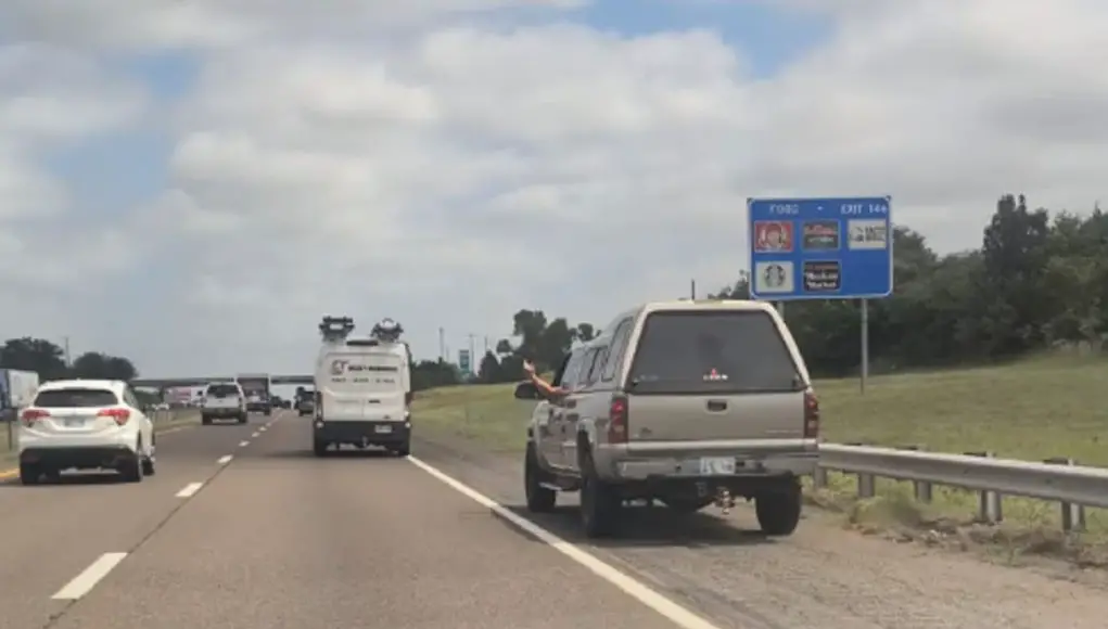 Goofball on I-35 uses the emergency shoulder to pass despite the fast lane being wide open.