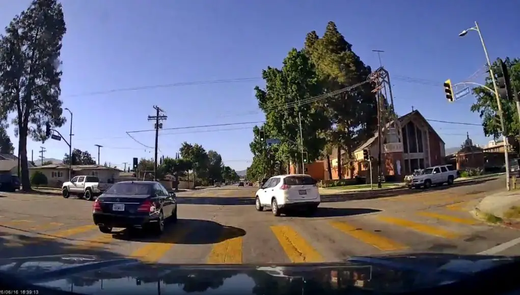 Unhinged driver at Chatsworth and Hayvenhurst makes unhinged left turn from the rightmost lane. Almost t-boned.