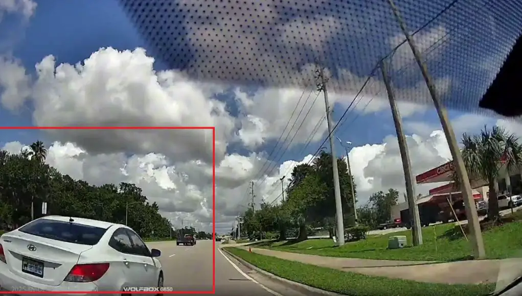Goofball changes lanes in the middle of Lake Underhill & Dean intersection. Almost causes collision.