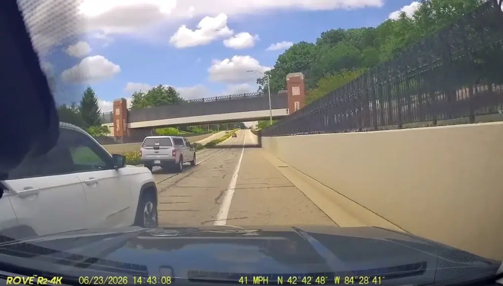 Near miss no look lane change on Farm Ln