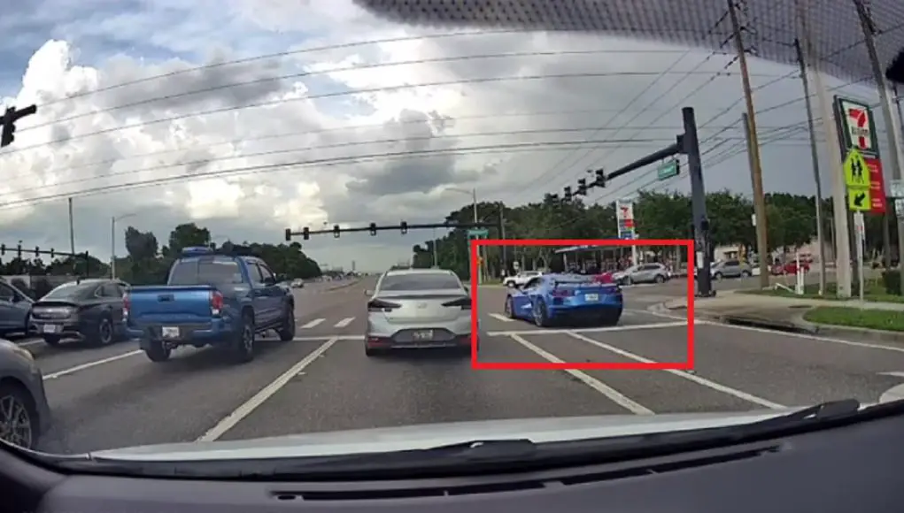 Reckless Corvette driver on E Colonial and Rouse uses turn lane as personal express lane, goes straight instead.