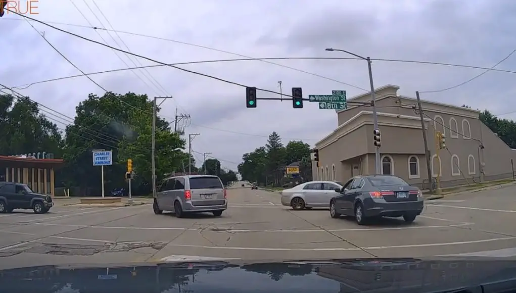 Rockford, ILL: Driver Takes Blind Unprotected Left on Charles & Washington—Narrowly Misses Getting T-Boned by Car With Right of Way Careless driver making unprotected left turn at Charles and Washington nearly gets t-boned.