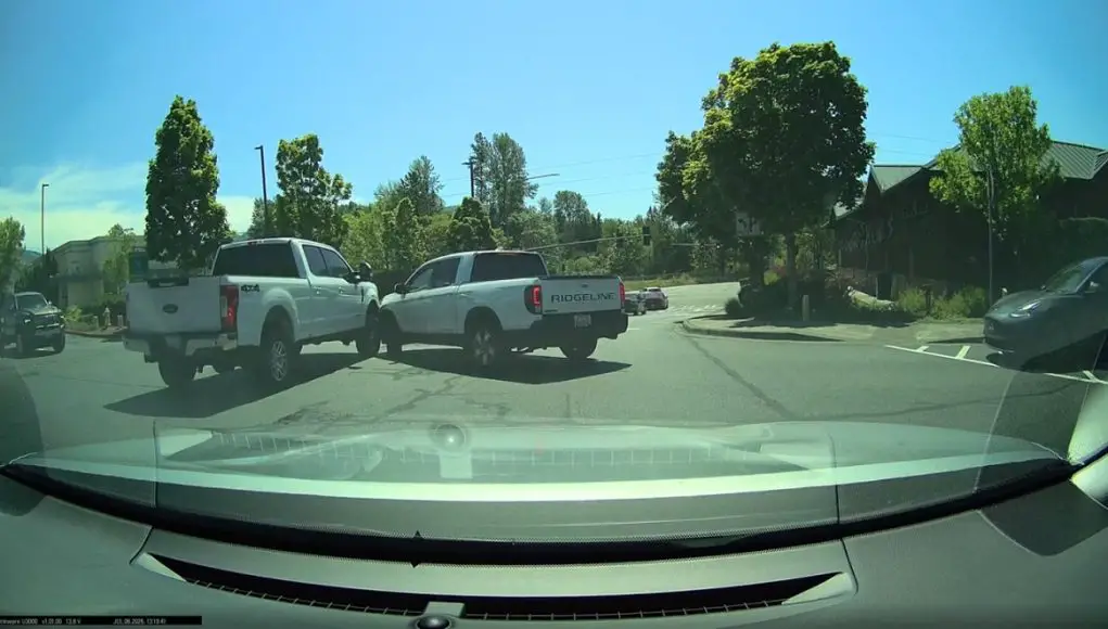 Clueless Honda Ridgeline driver navigating Sammamish Center parking lots gets into accident with Ford F-250 driver trying to scoot by.