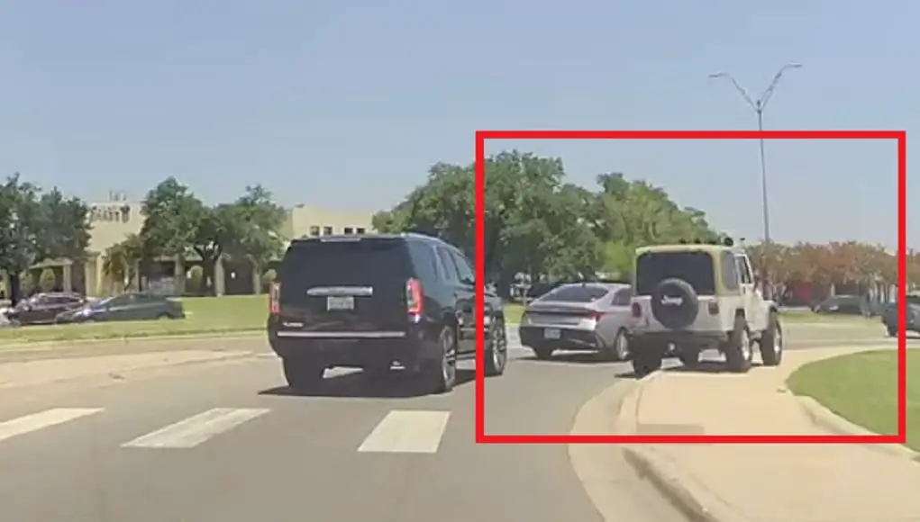 Jeep Wrangler hops curb Unhinged Jeep Wrangler driver can't wait two seconds, illegally hops curb to overtake a clueless driver.