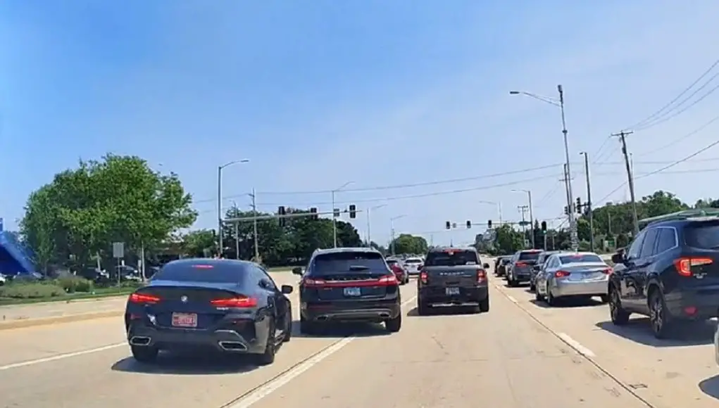 Frankfort, ILL: Last-Second Lane Dive By Goofball on Lincoln Highway Almost Ends in a Sideswipe By BMW Goofball going straight on Lincoln Highway suddenly decides to dive into turn lane, nearly sideswiped.