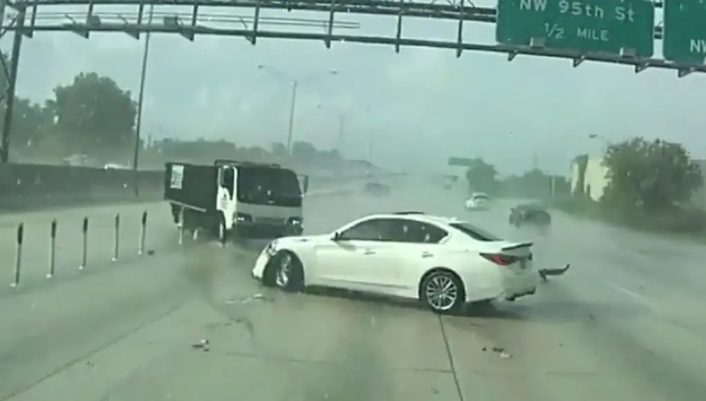 Speeding Infiniti rain on I-95 crash Infiniti driver caught speeding on rain-soaked I-95 loses control and crashes into truck, totalling his ride, too.