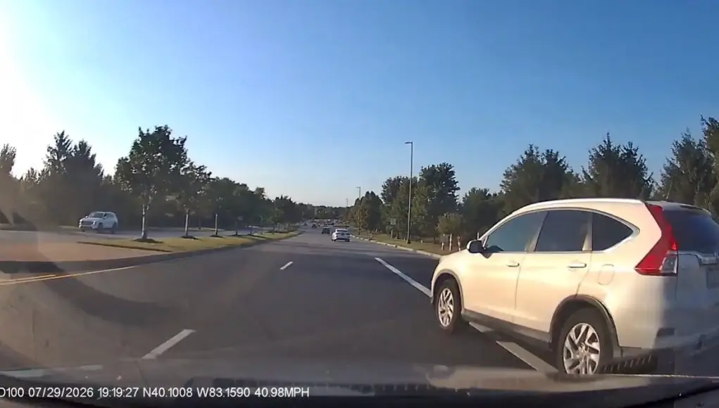 no signal lane change at Avery-Murfield and the 33 off-ramp Doofus lady changes lanes without signaling coming off the 33. Almost sideswipes dashcam owner.