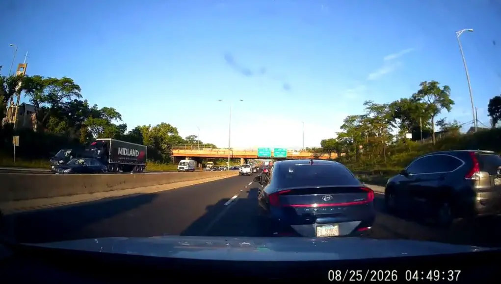 Goofball on I-290 forces dangerous lane change resulting in no time savings, at all.