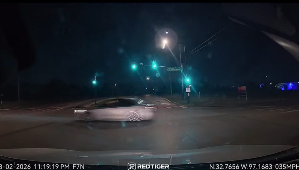 Late night red light runner at JT White intersection in Ft. Worth almost gets t-boned by dashcam owner with the right of way.