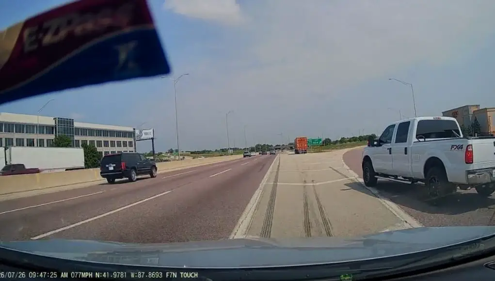 Rosemont, ILL: Goofball Tries To Hop Back Onto The 294 From An Exit Off-Ramp, Almost T-Boned By Dashcam Owner Driving Through Goofball in his Ford F-250 takes the wrong exit and tries to hop back onto the 294, almost getting t-boned as a result.
