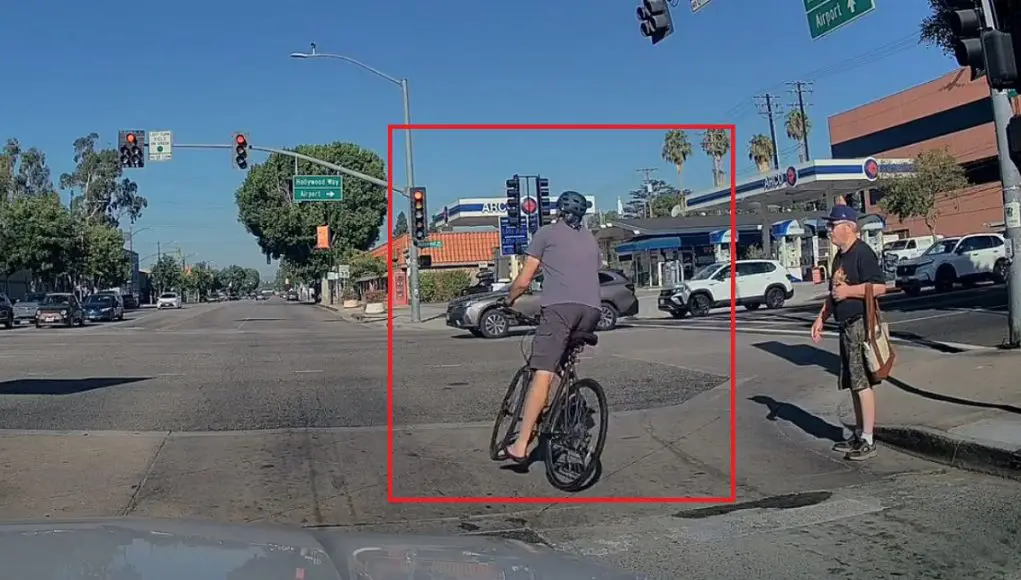 Ignorant cyclist at Magnolia & Hollywood ignores crossing pedestrian, plows through right in front of them instead.