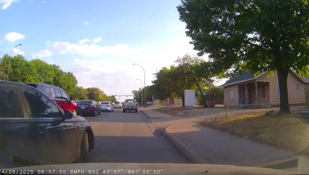 Goofball on Collins St. does no look lane change, almost sideswiping dashcam owner.