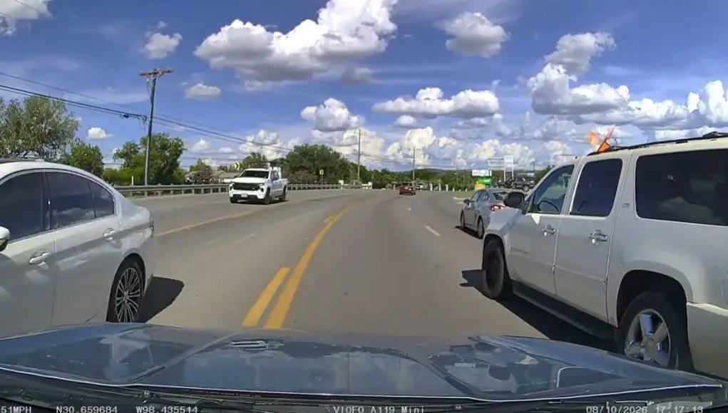 no look lane change on RM 1431 No look lane change on RM 1431 almost ends in sideswipe accident.
