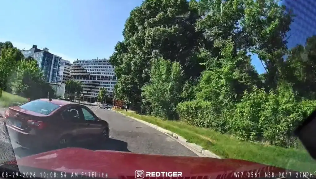 Goofball driver coming hot off of I-66 fails to yield to dashcam owner on 27th, nearly t-bones them hard.
