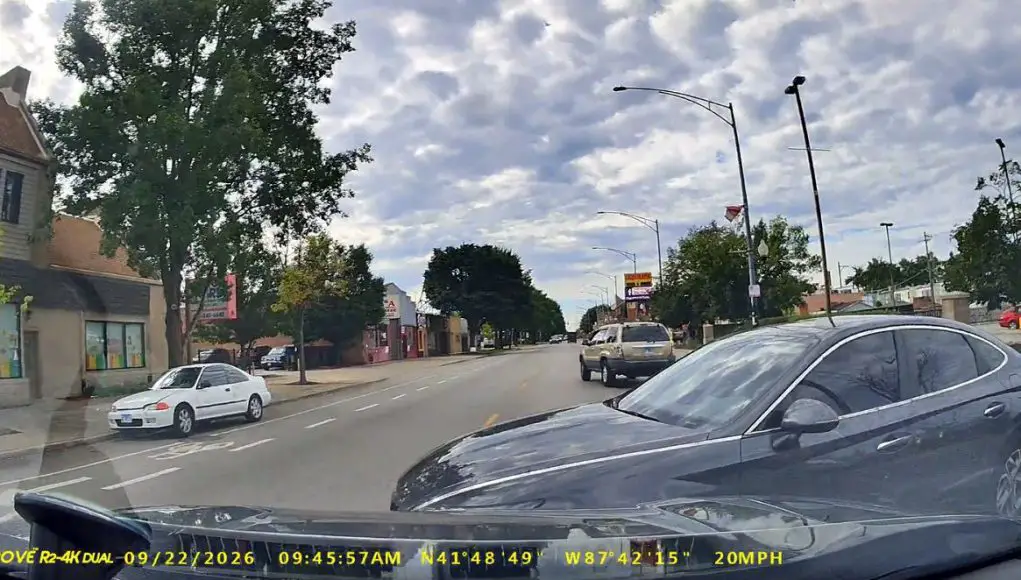 Near collision on Kedzie doofus pulls out of Walgreens-C Goofball turning onto Kedzie from Walgreens parking lot fails to yield, nearly t-boned by dashcam owner.