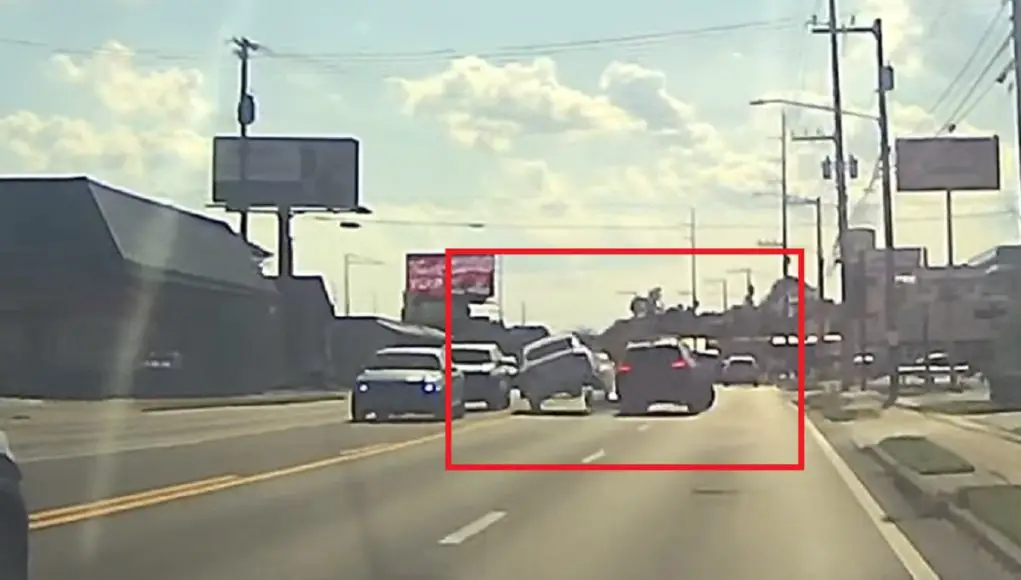 No look wide turn on Lone Oak Rd New driver's no-look wide turn on Lone Oak Rd. ends in multi-vehicle crash.