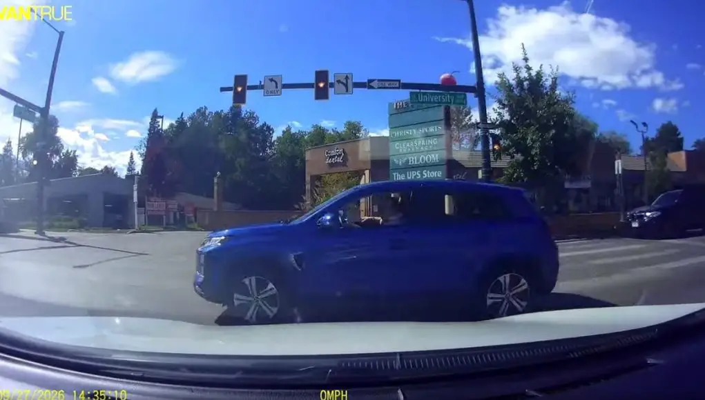 Careless driver on University breezes through extremely late red light at intersection with 2nd. Nearly t-boned hard.