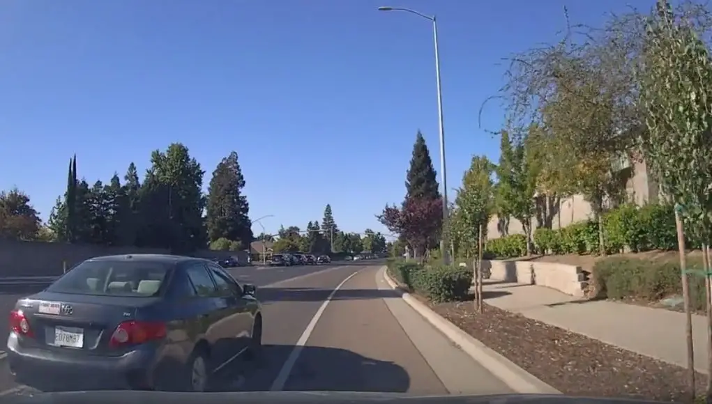 Swings wide onto Foothills Goofball student driver swings wide onto Foothills without yielding, at all. Nearly causes accident.