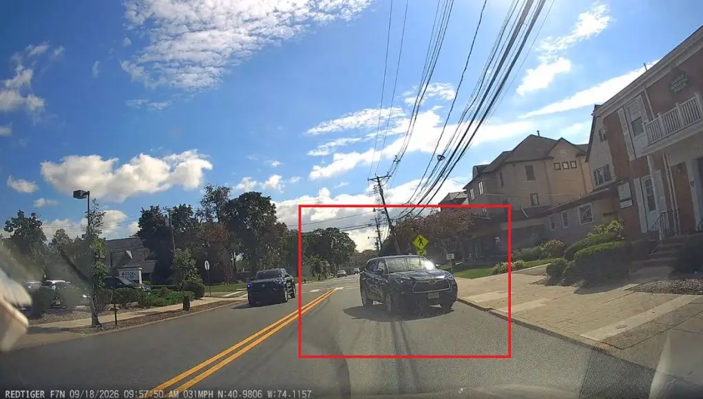 Lazy driver turning into business off Franklin Ave heads into oncoming traffic to do so.