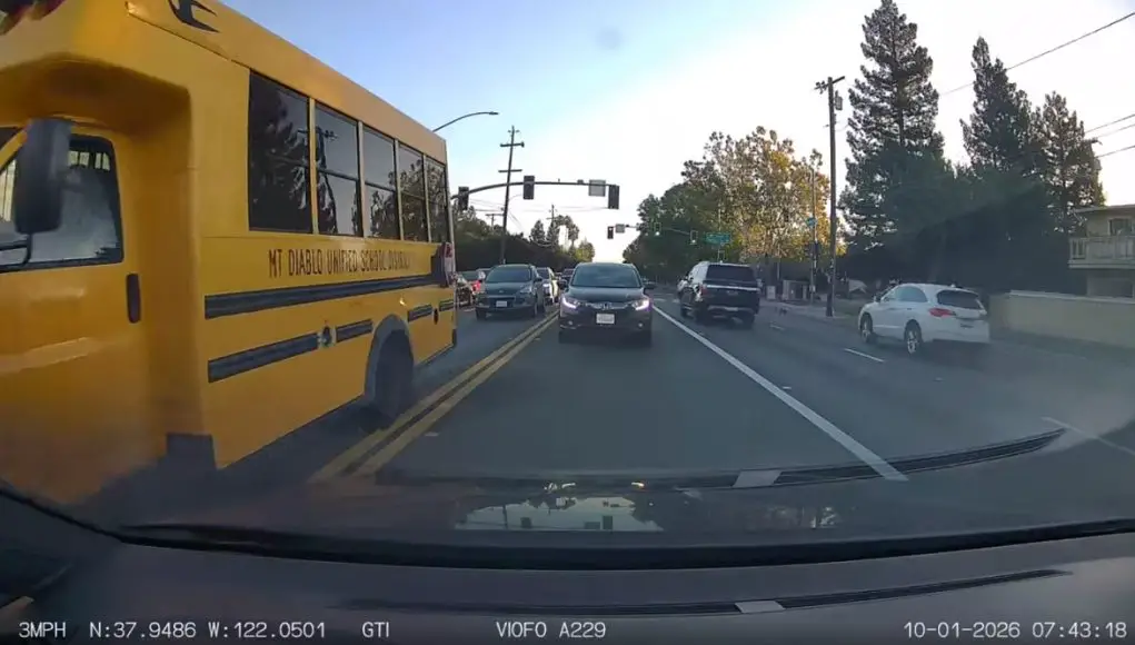 Concord, CA: Doofus On Monument Trying To Cut By Going Against Traffic Forced Back Into Original Lane By Dashcam Owner Idiot goes against traffic on Monument Blvd. to cut a couple cars, forced back into original lane by dashcam owner.