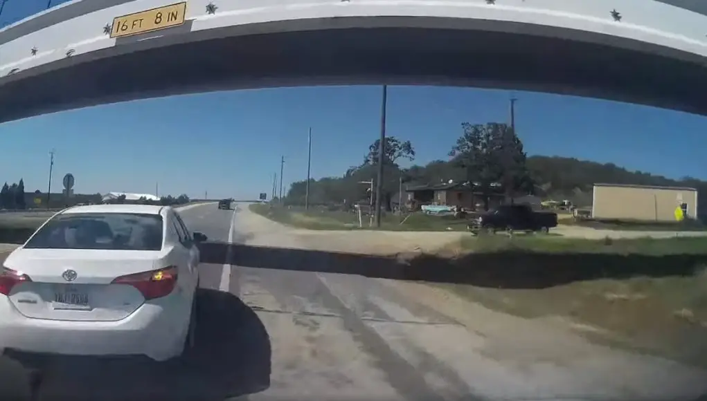 Doofus turning onto Mineral Wells Highway from Maddux fails to yield as dashcam owner fast approaches. Nearly gets rear-ended.