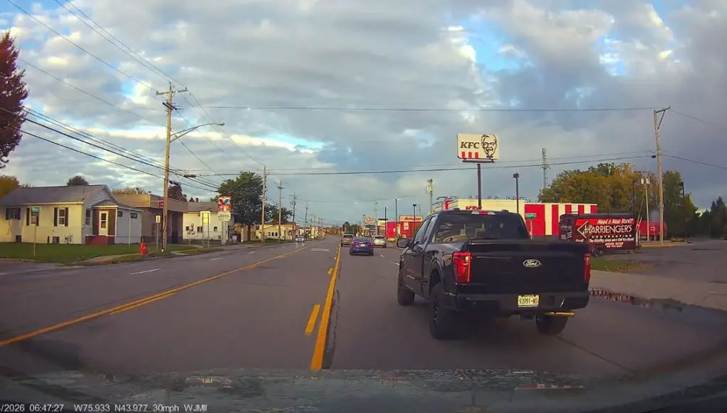 Driver on Arsenal forces lane change despite dashcam owner being right next to them.